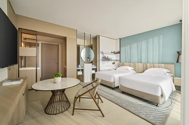 غرفة بسريرين منفصلين بإطلالة على البحر، Hyatt Regency Nha Trang 2/3