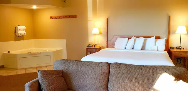 غرفة ديلوكس بسرير كينج بحوض جاكوزي، Berlin Heritage Inn 1/6