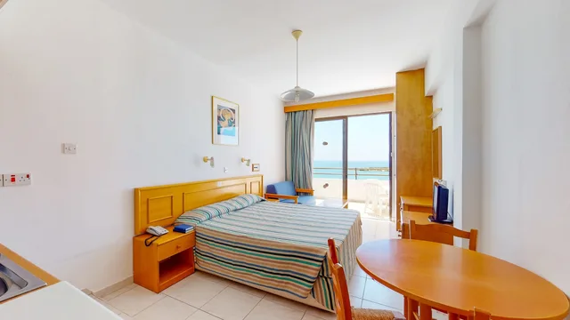 Room, Side View، Corallia Beach Hotel Apartments 1/2