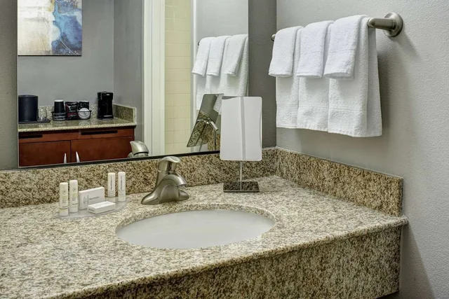 غرفة بسرير كينج لذوي الإعاقة، AmericInn by Wyndham Brookfield 3/8