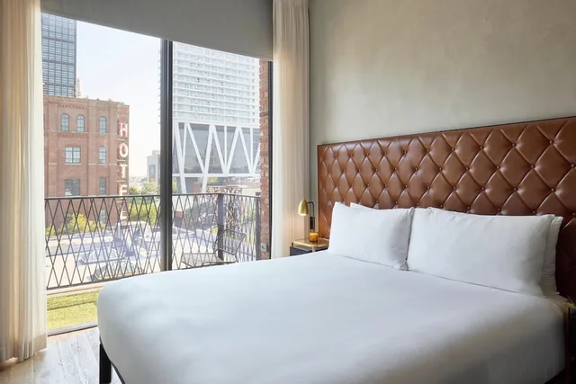 Room, King Bed, Balcony, Arlo Williamsburg 1/7