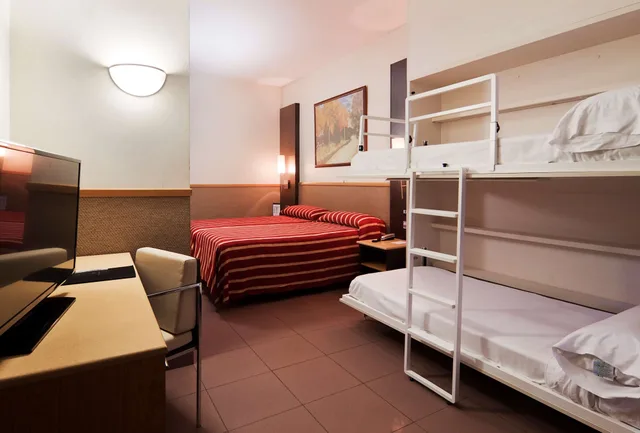 Family, Double and Twin Beds, Catalonia Hispalis 2/7