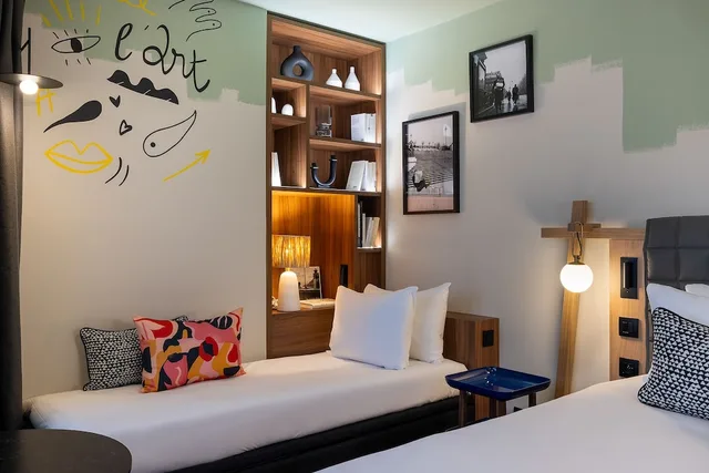 Eiffel, Prestige, 1 Queen and 1 Single Bed، Arotel 2/5