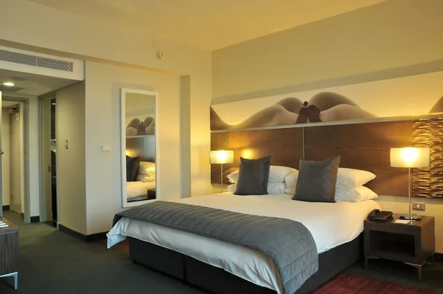 جناح جونيور بسرير كينج، Southern Sun Rosebank 2/10
