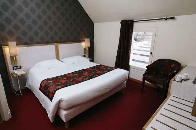 غرفة عائلية بثلاثة أسرّة بحوض استحمام، Relais Du Roy 1/4