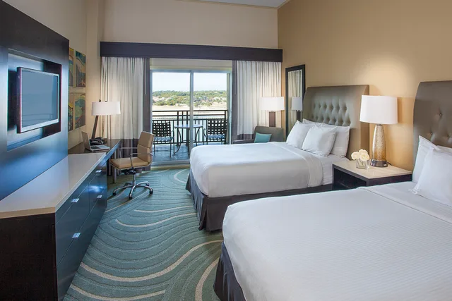 غرفة بسريرين كوين بإطلالة على البحيرة بشرفة، Lakeway Resort and Spa 1/1