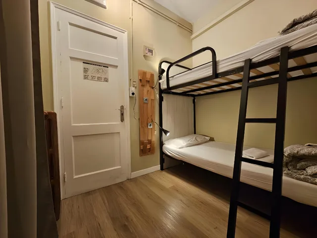 غرفة بسريرين منفصلين وسرير بطابقين بحمام مشترك، Wow Hostel Barcelona 1/2