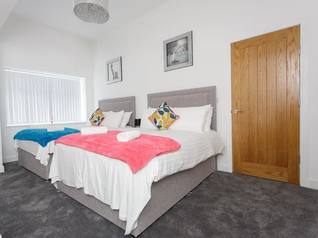 Deluxe, Apartment, 1 Single and 2 Double Beds, Private Bathroom, Live In Leeds Greenhill Bungalows 3/10