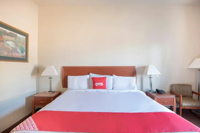 غرفة بسرير كينج لذوي الإعاقة، OYO Townhouse Clute Lake Jackson 4/6