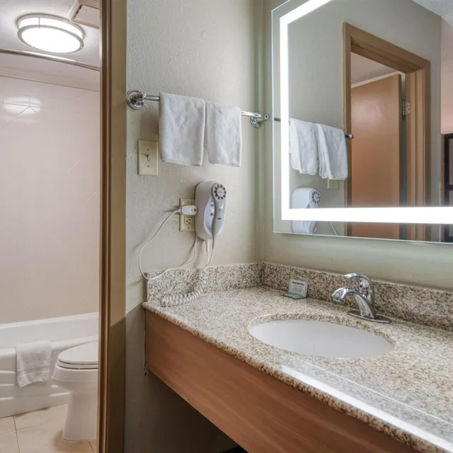 غرفة بسرير كينج مع أريكة، Best Western Vicksburg 7/7