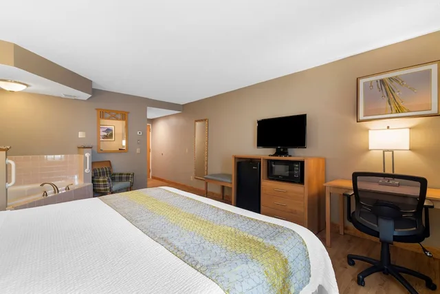 غرفة قياسية بسرير كينج بحوض جاكوزي، Best Western Plus Executive Court Inn & Conference Center 3/4