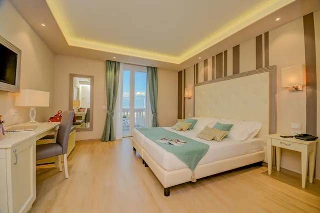 غرفة ديلوكس بسرير كوين بإطلالة على البحيرة، Villa Garuti 2/5