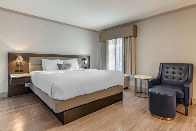 غرفة بسرير كينج مع أريكة بحوض استحمام، Best Western Plus Executive Suites 5/10