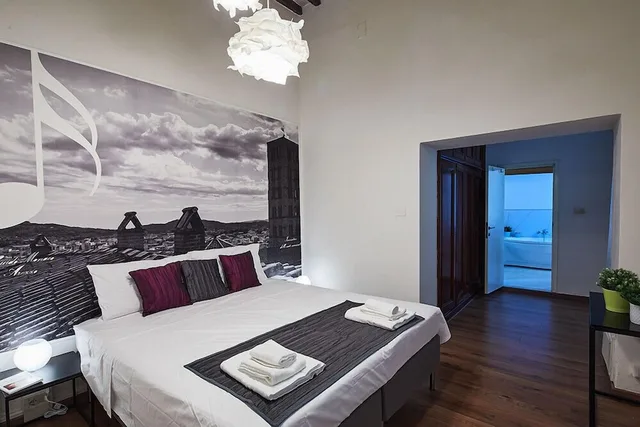 غرفة فاخرة بسريرين منفصلين بإطلالة على الفناء بحوض جاكوزي، B&B 52Cento 1/4