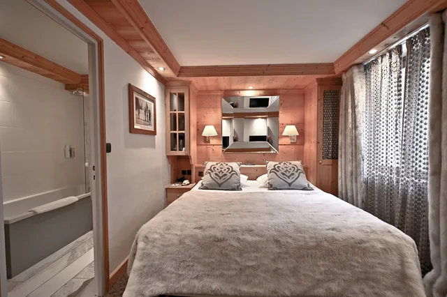 غرفة قياسية بسرير كينج بحوض استحمام، Hôtel Tsanteleina 2/10