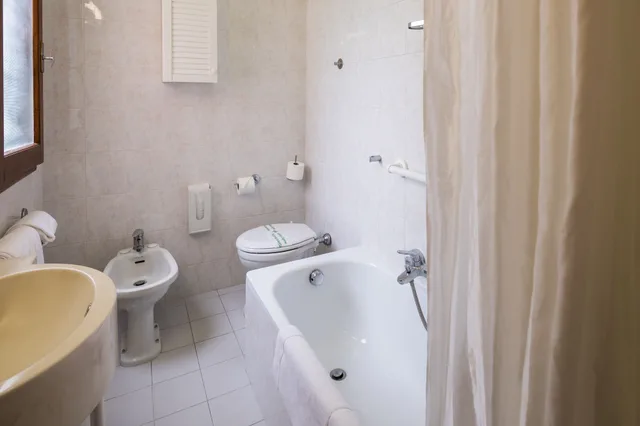 Standard, Double Bed, Balcony, Hotel Astor Victoria 6/6
