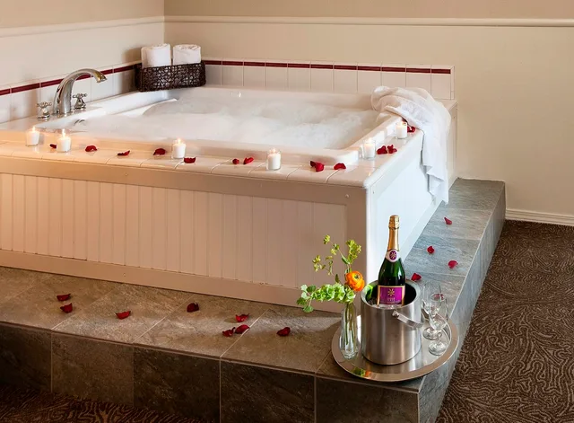 جناح بسرير كينج بإطلالة جزئية على البحر بحوض جاكوزي، Cambria Landing Inn & Suites 2/2