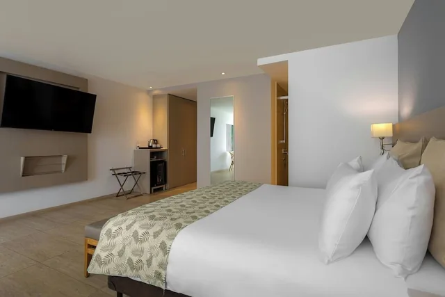 Deluxe, King Bed, Sofa, Mercure Santa Marta Emile 7/10