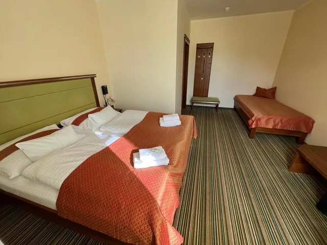 غرفة ثلاثية، Parkhotel Forest 2/3