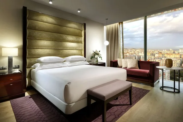 غرفة ديلوكس بسرير كينج بإطلالة على المدينة، Hyatt Regency Barcelona Tower 1/7