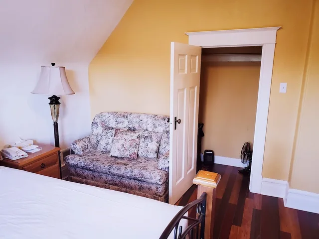 Studio, Queen Bed, James Bay Inn Hotel Suites Cottage 3/4