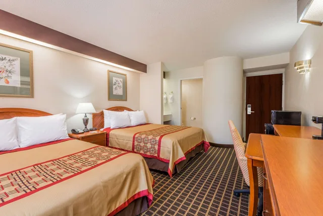 غرفة بسريرين مزدوجين، Days Inn by Wyndham Yadkinville 1/3