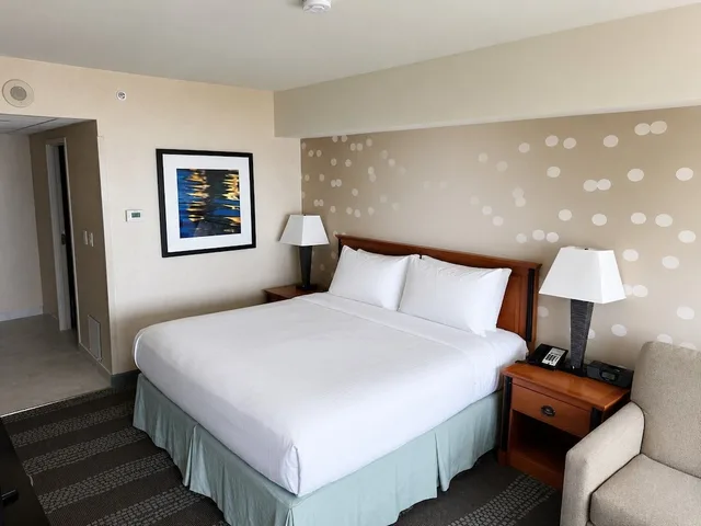 غرفة قياسية بسرير كينج بإطلالة على النهر، Niagara Fallsview Hotel & Suites 1/8
