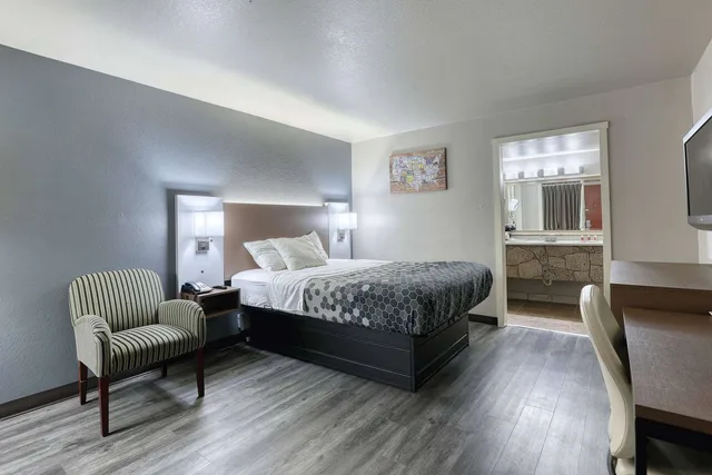 غرفة بسرير كوين، Econo Lodge Neenah 3/10