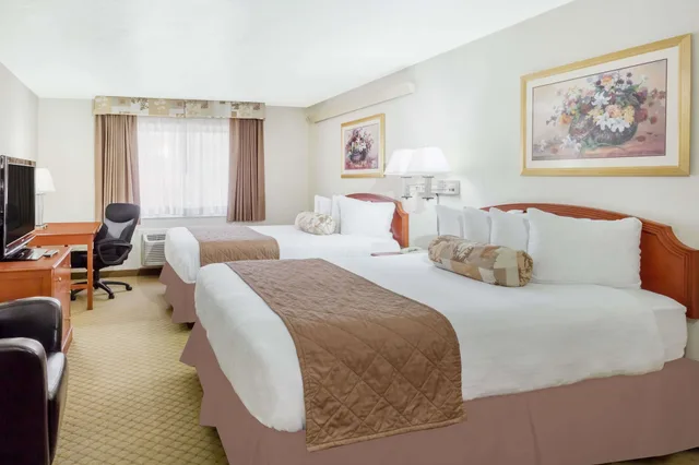 Family Suite, 2 Queen Beds, Ramada By Wyndham Ely 1/2