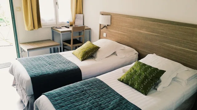 غرفة قياسية بسريرين منفصلين، LOGIS HOTEL LES COMTES DE PARDIAC 3/4