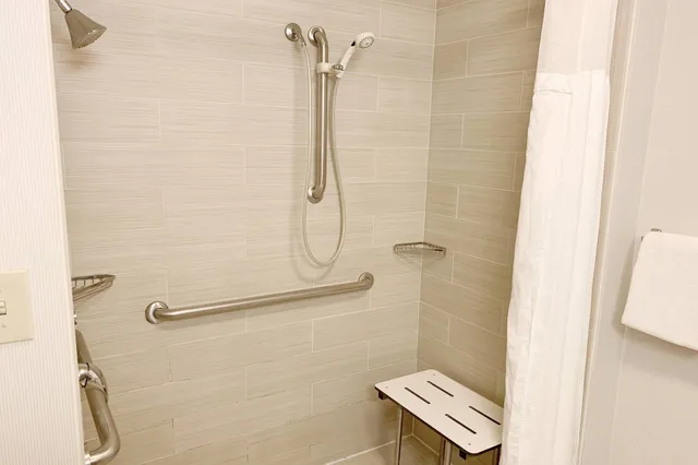غرفة بسرير كينج مع أريكة، Courtyard Cleveland Westlake 4/5