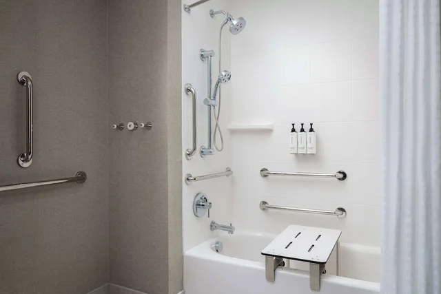 غرفة بسرير كينج بحوض استحمام، Tempo by Hilton Raleigh Downtown 2/2
