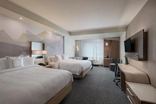 غرفة بسريرين كوين بحوض استحمام لذوي الإعاقة، Courtyard Houston Sugar Land Lake Pointe 3/5