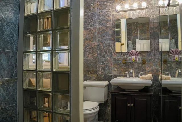 2 Bedrooms, Petite, 2 King Beds, Sofa، The Olivier House Hotel 4/6