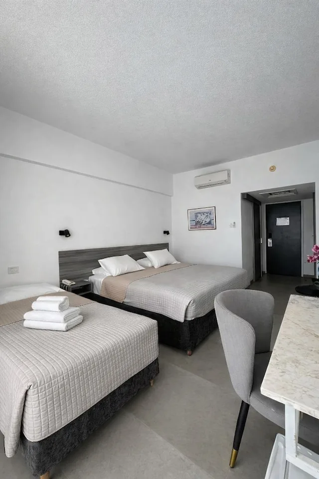 غرفة قياسية ثلاثية بثلاثة أسرّة، Navarria Hotel 6/10
