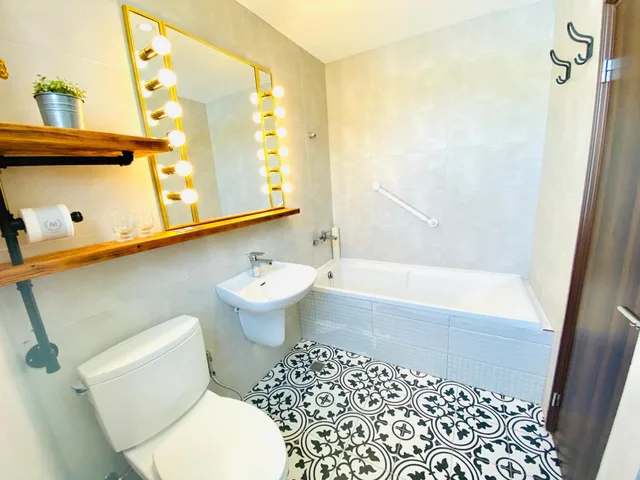 غرفة ديلوكس بسرير مزدوج بإطلالة على البحر بشرفة، Minimi Inn - Sailrock Beach House 8/8