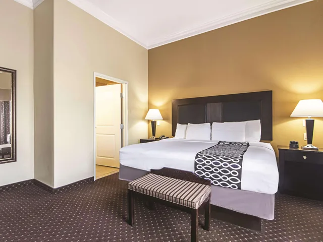 جناح ديلوكس بسرير كينج، La Quinta Inn & Suites by Wyndham Houston New Caney 1/4