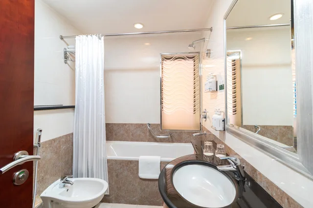 جناح بإطلالة على البحر بغرفتي نوم، Holiday Inn Kuwait 6/6