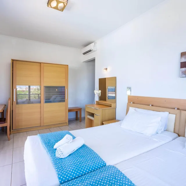 Room, Double or Twin Bed, Lateral Side Sea View، Raffaello Beach 2/10