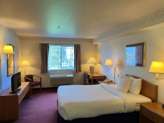 غرفة قياسية مفردة بسرير كوين، Peppermill Empress Inn 1/5