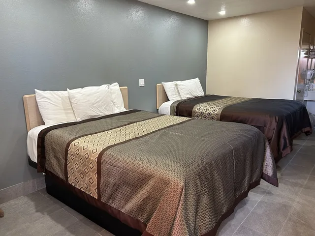 غرفة قياسية بسريرين كوين، California Inn & Suites 1/2