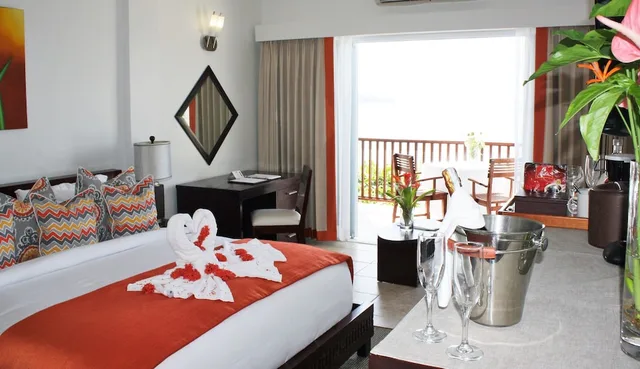 Sunset, Junior Suite, King Bed، Calabash Cove Resort And Spa - Adults Only 6/10