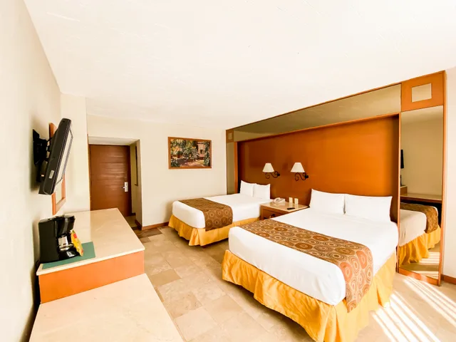 Standard, Single, 2 Double Beds، Plaza Pelicanos Club Beach Resort 7/9