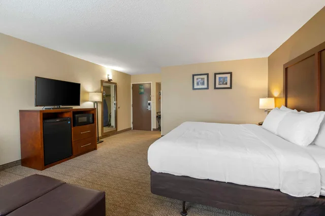 غرفة بسرير مزدوج، Comfort Inn & Suites Indianapolis Northwest - College Park 3/6