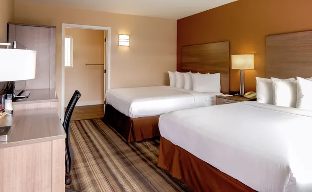 Deluxe, 2 Queen Beds, Boulder University Inn 2/4