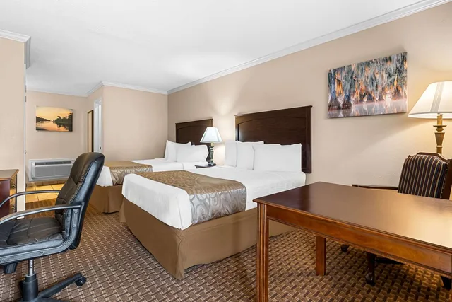 غرفة بسريرين كوين بحوض استحمام لذوي الإعاقة، Best Western Forest Inn 4/6
