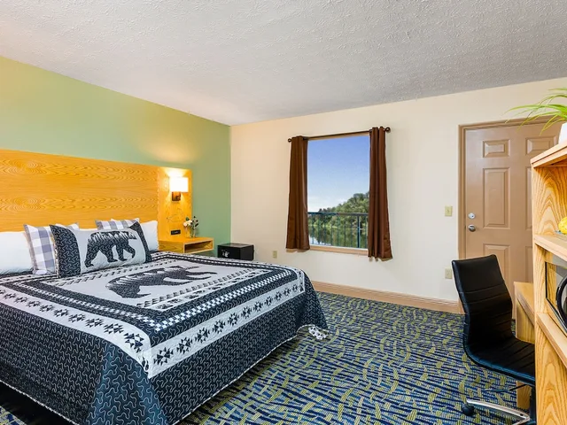 Efficiency, 2 King Beds, Kitchen, Ground Floor، Creekstone Inn 2/4