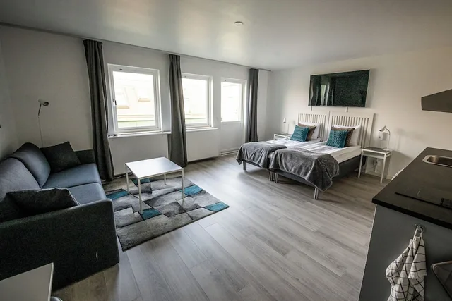 غرفة تنفيذية عائلية بسريرين منفصلين مع أريكة بمطبخ صغير، Hotel Stensson 7/10