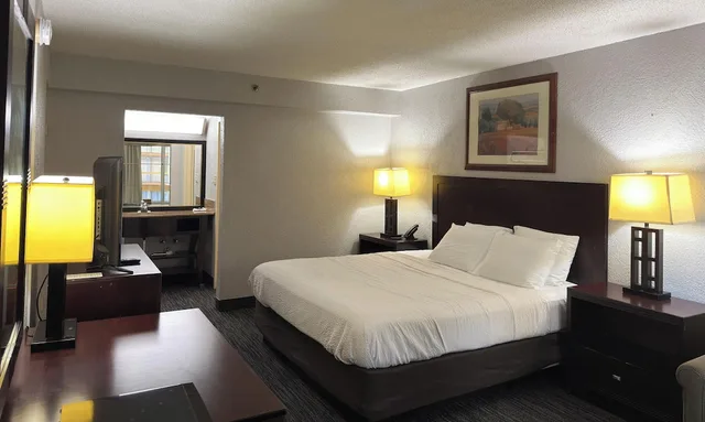 غرفة قياسية بسرير كينج، The Lodge Hotel Banquets St Louis Airport 3/10