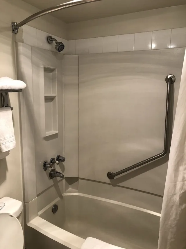 غرفة قياسية بسرير كينج، Super 8 by Wyndham Kamloops East 5/5